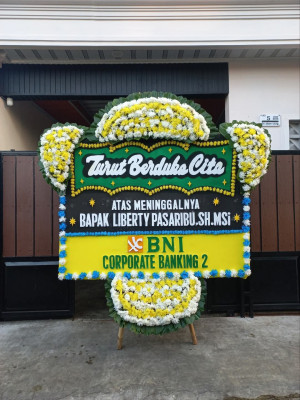 Papan Bunga Duka di Tanah Lapang