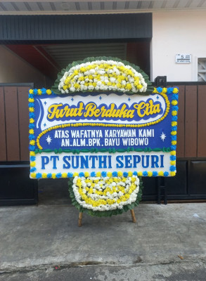 Papan Bunga Duka di Tanah Lapang