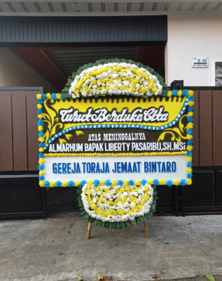 Papan Bunga Duka di Tanah Lapang