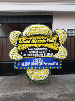 Papan Bunga Duka di Tanah Lapang