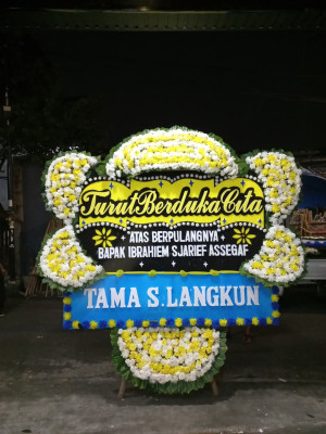 Papan Bunga Duka di Tanah Lapang