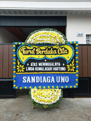 Papan Bunga Duka di Tanah Lapang