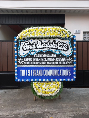 Papan Bunga Duka di Tanah Lapang
